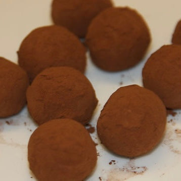 Marsepeinen balletjes omgeven door cacao poeder