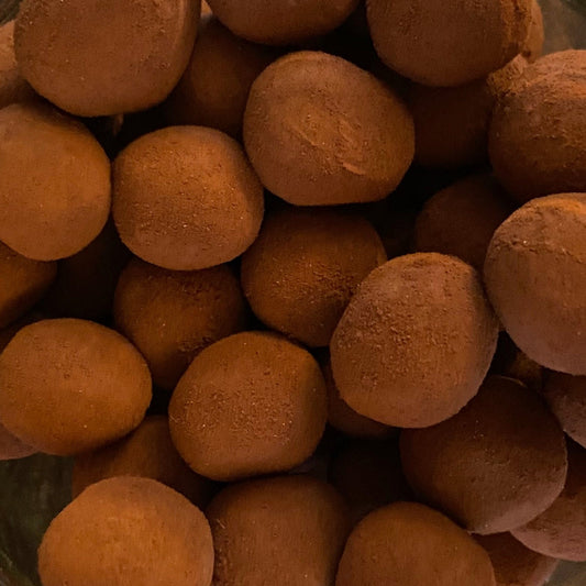 Marsepeinen balletjes omgeven door cacao poeder